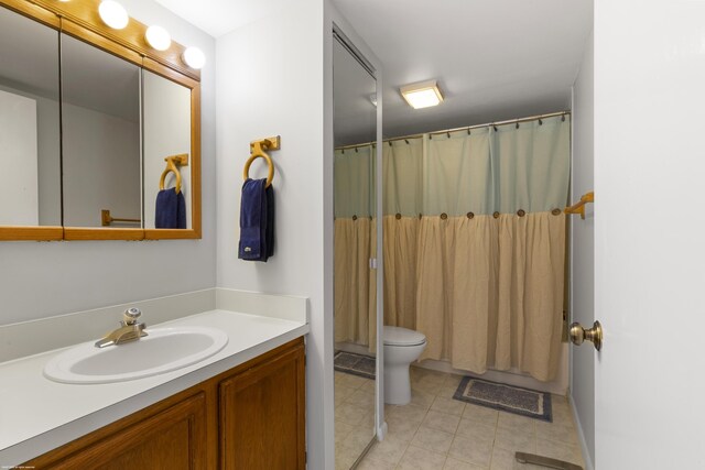 full bathroom featuring a shower with curtain, toilet, and vanity