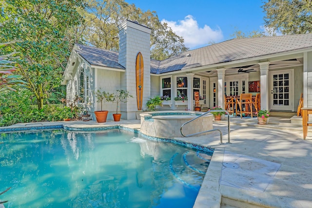 pool featuring an in ground hot tub, a ceiling fan, and a patio area