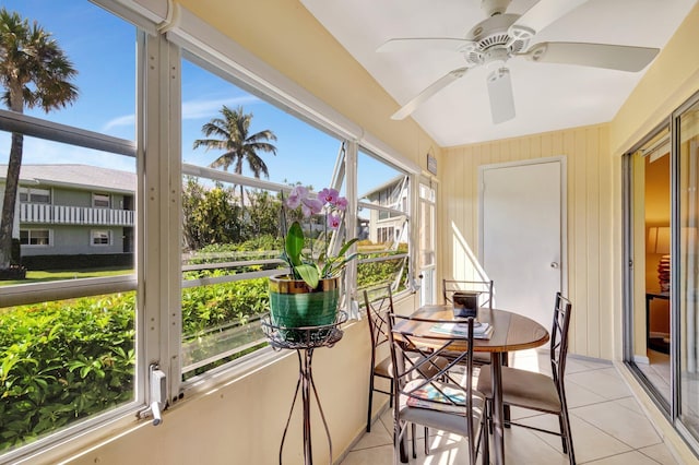 sunroom / solarium featuring a ceiling fan