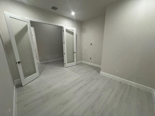 unfurnished bedroom featuring recessed lighting, visible vents, light wood-style flooring, and baseboards