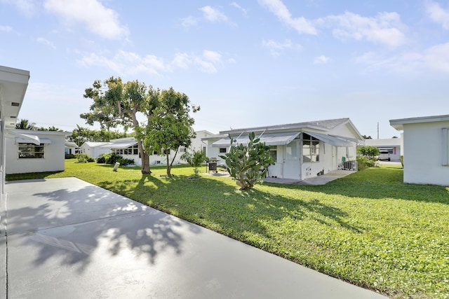 view of front facade with a front lawn and a residential view