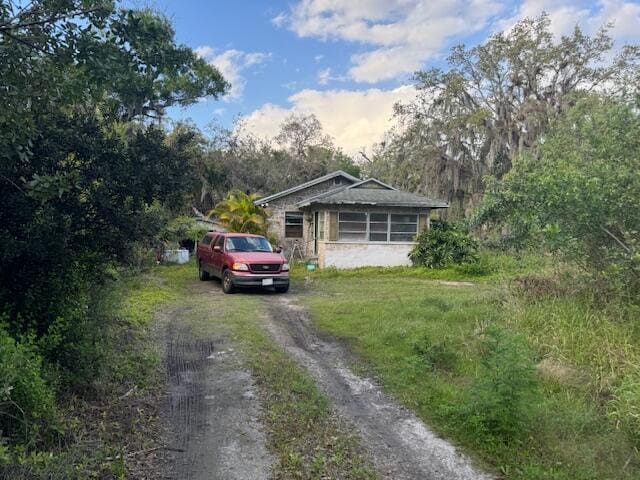 view of front of property featuring dirt driveway