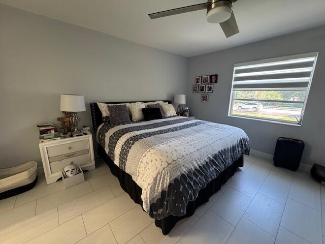 bedroom featuring baseboards and a ceiling fan