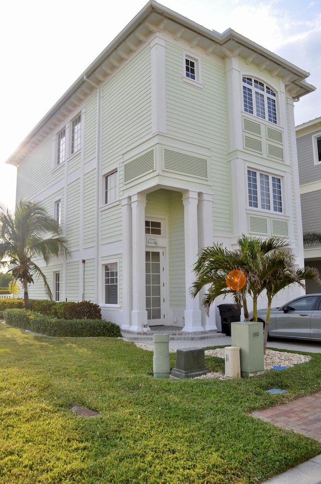 view of front of home featuring a front yard