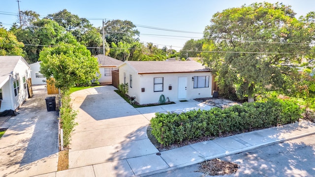 view of front of home featuring stucco siding and concrete driveway