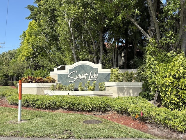 community / neighborhood sign featuring a lawn