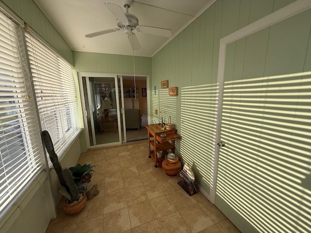 sunroom with ceiling fan