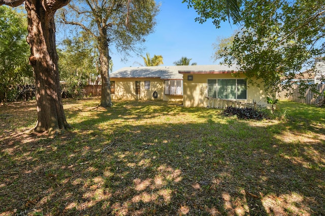 view of front of home featuring a front yard and fence