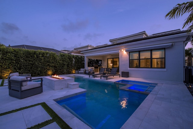 view of pool with a pool with connected hot tub, an outdoor living space with a fire pit, a ceiling fan, and a patio area