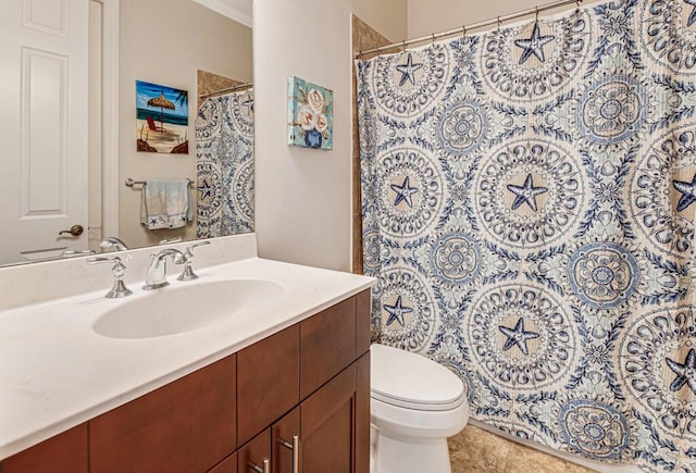 bathroom with curtained shower, toilet, and vanity