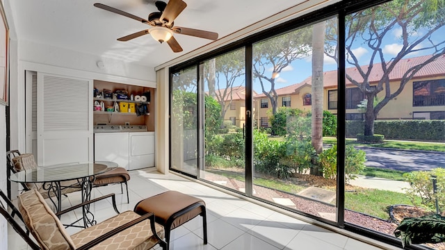sunroom featuring ceiling fan and washing machine and dryer