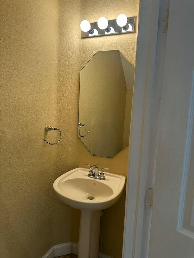 bathroom featuring a textured wall