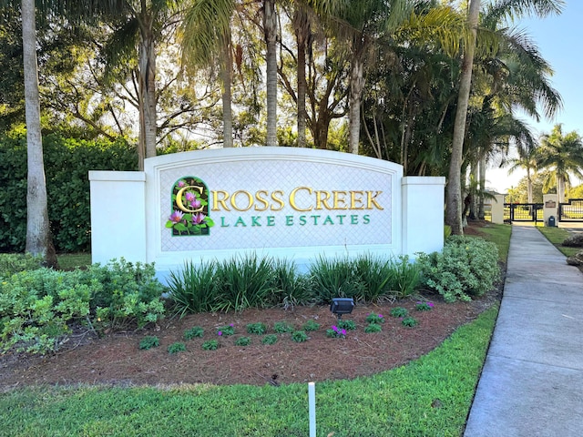 community / neighborhood sign featuring fence