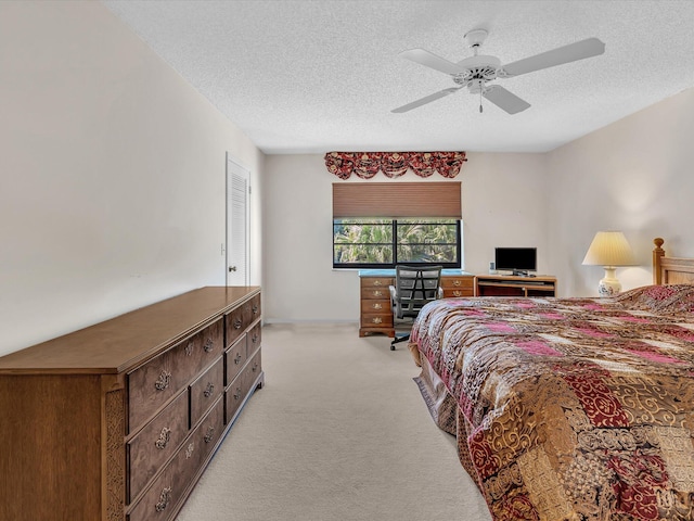 bedroom featuring light carpet, a textured ceiling, and ceiling fan