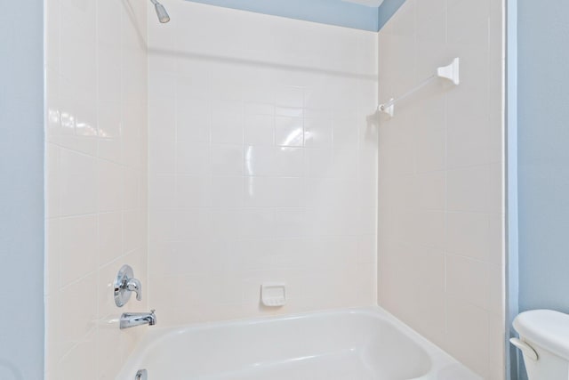 full bathroom with toilet and washtub / shower combination