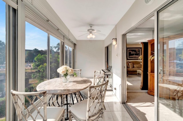 sunroom with ceiling fan