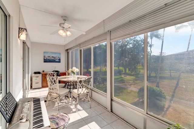 sunroom / solarium with a ceiling fan