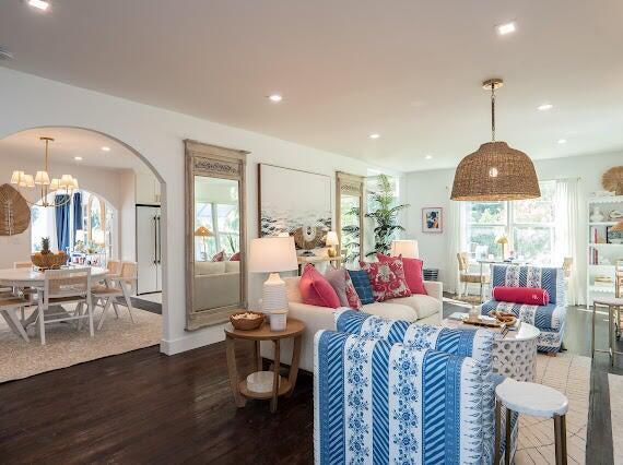 living room with arched walkways, a chandelier, recessed lighting, and wood finished floors