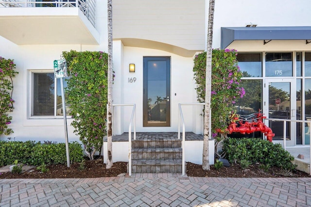 view of exterior entry featuring stucco siding