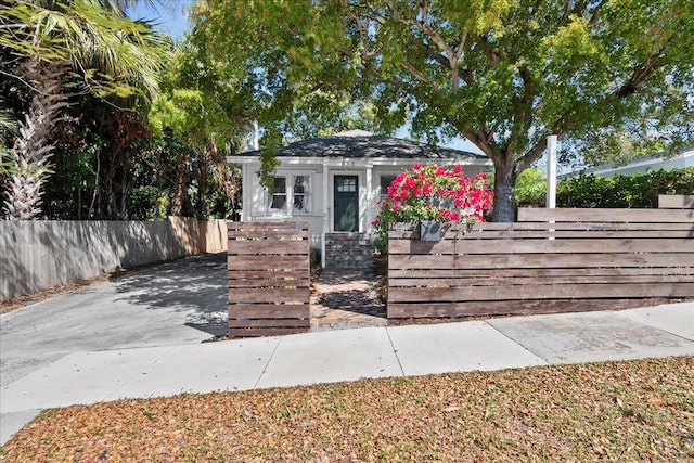 view of front facade featuring a fenced front yard