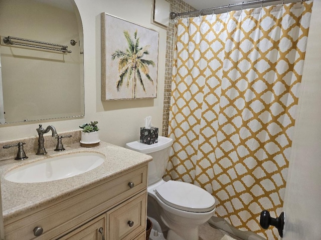 full bathroom featuring curtained shower, toilet, and vanity