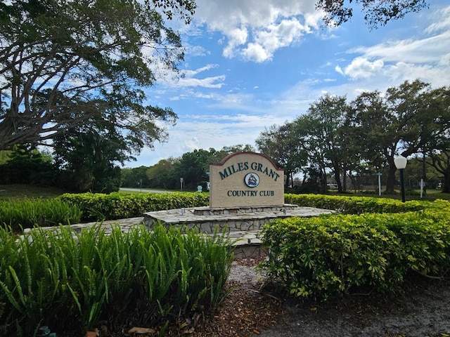 view of community / neighborhood sign