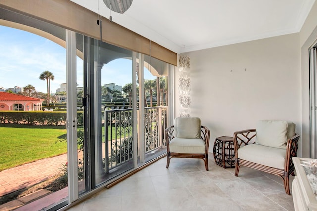 sunroom with ceiling fan