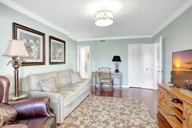 living room with baseboards, visible vents, and ornamental molding