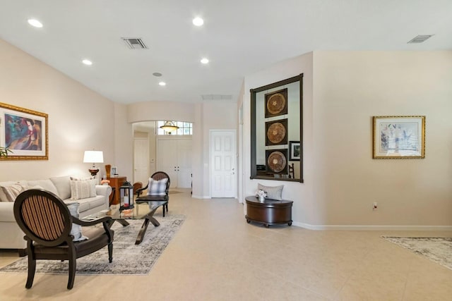 living area featuring visible vents, recessed lighting, and baseboards