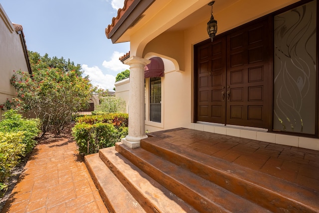 view of exterior entry featuring stucco siding