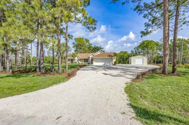 view of front facade with gravel driveway and a front yard