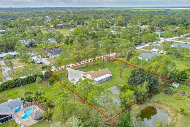 birds eye view of property featuring a forest view