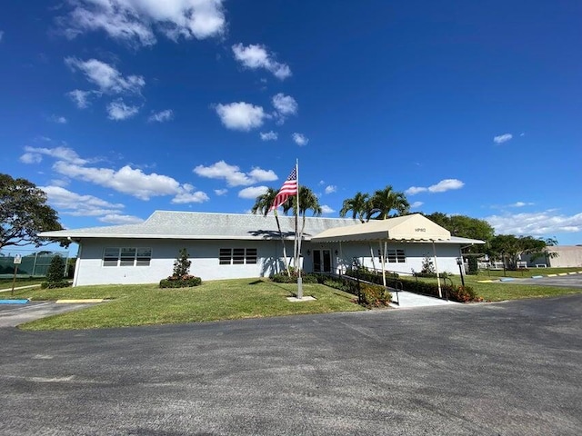 single story home with a front yard