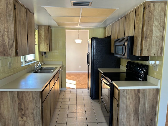 kitchen featuring decorative backsplash, electric range, visible vents, and a sink