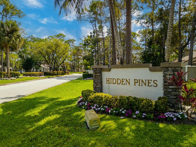 community / neighborhood sign featuring a yard