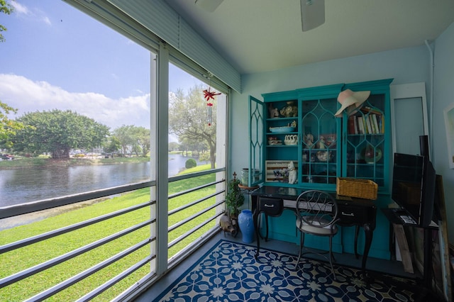 sunroom / solarium with a ceiling fan