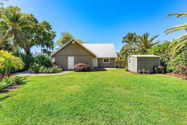 view of front of property with an outdoor structure, a storage unit, and a front yard