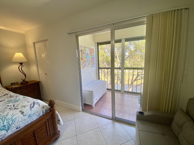 7185 Huntington Ln Unit 405, Delray Beach, FL 33446 - bedroom featuring light tile patterned flooring, access to outside, a closet, and baseboards