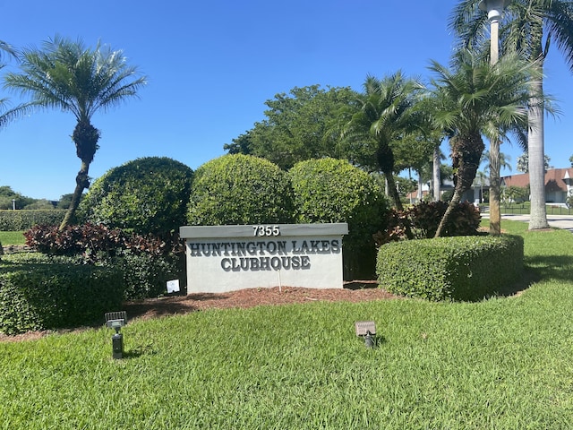 community / neighborhood sign featuring a lawn