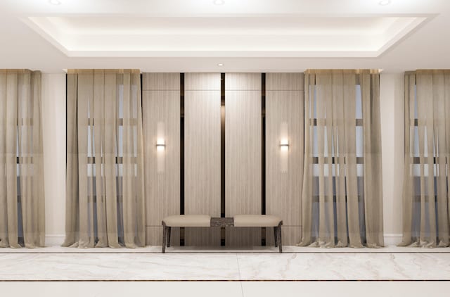 room details featuring a tray ceiling