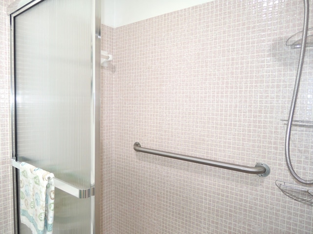 full bath featuring tiled shower