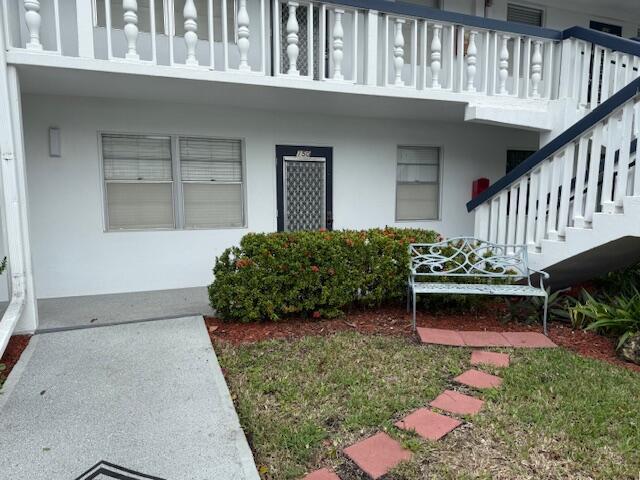 entrance to property with stucco siding