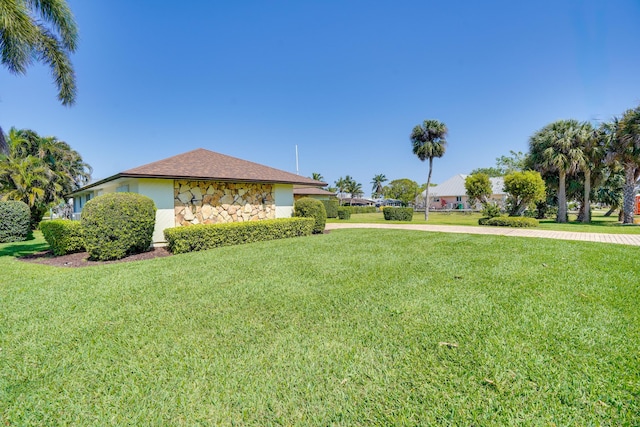 view of yard featuring driveway