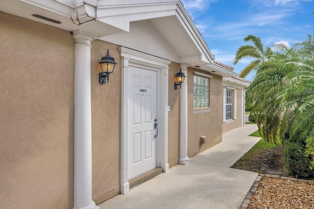 view of exterior entry featuring stucco siding