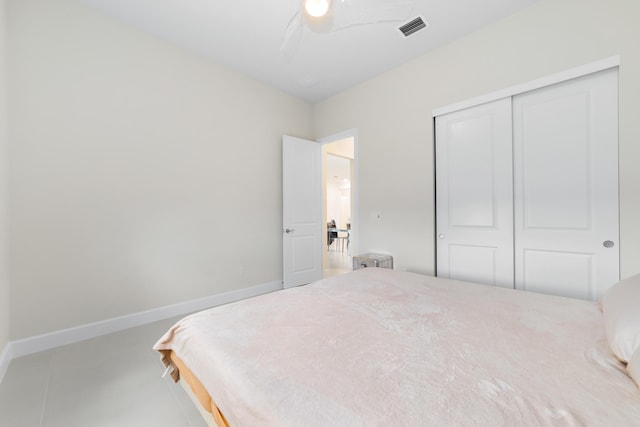 bedroom featuring visible vents, baseboards, a closet, and ceiling fan