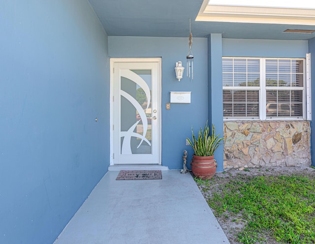 view of exterior entry featuring stucco siding