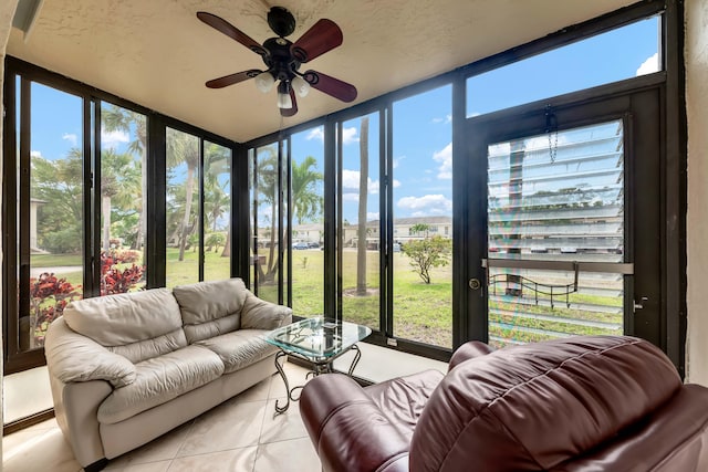 sunroom with ceiling fan