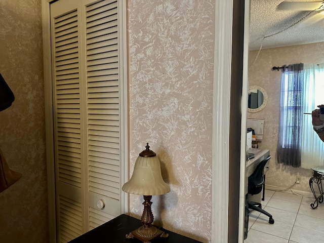 room details with wallpapered walls and a textured ceiling