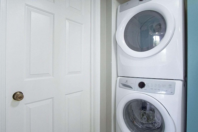 laundry room with laundry area and stacked washer and clothes dryer