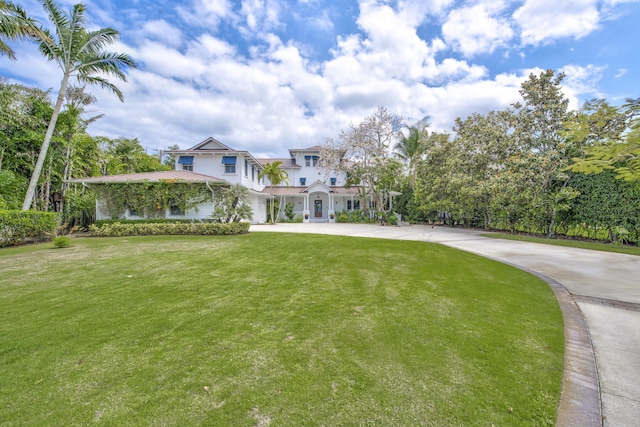 view of front of home featuring driveway and a front lawn